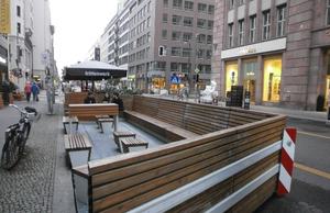220603 strassenmoebel friedrichstrasse