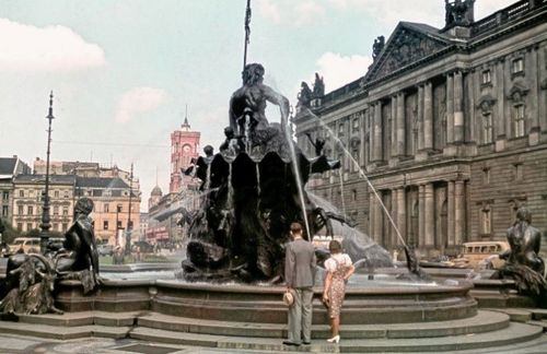 Neptunbrunnen im Jahr 1942