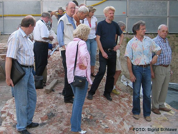 Besuchergruppe Grabungen Petriplatz